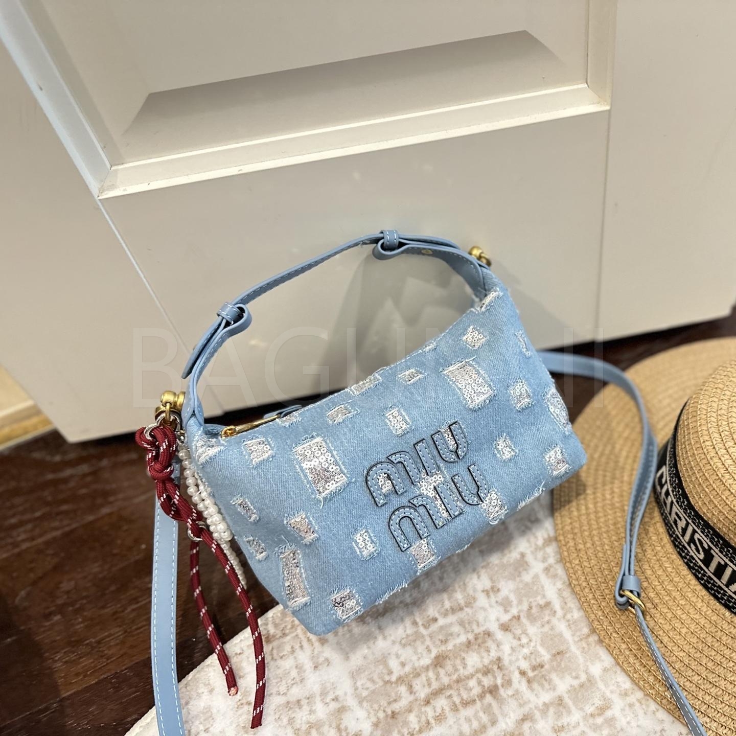 미우미우 데님 로고 숄더백