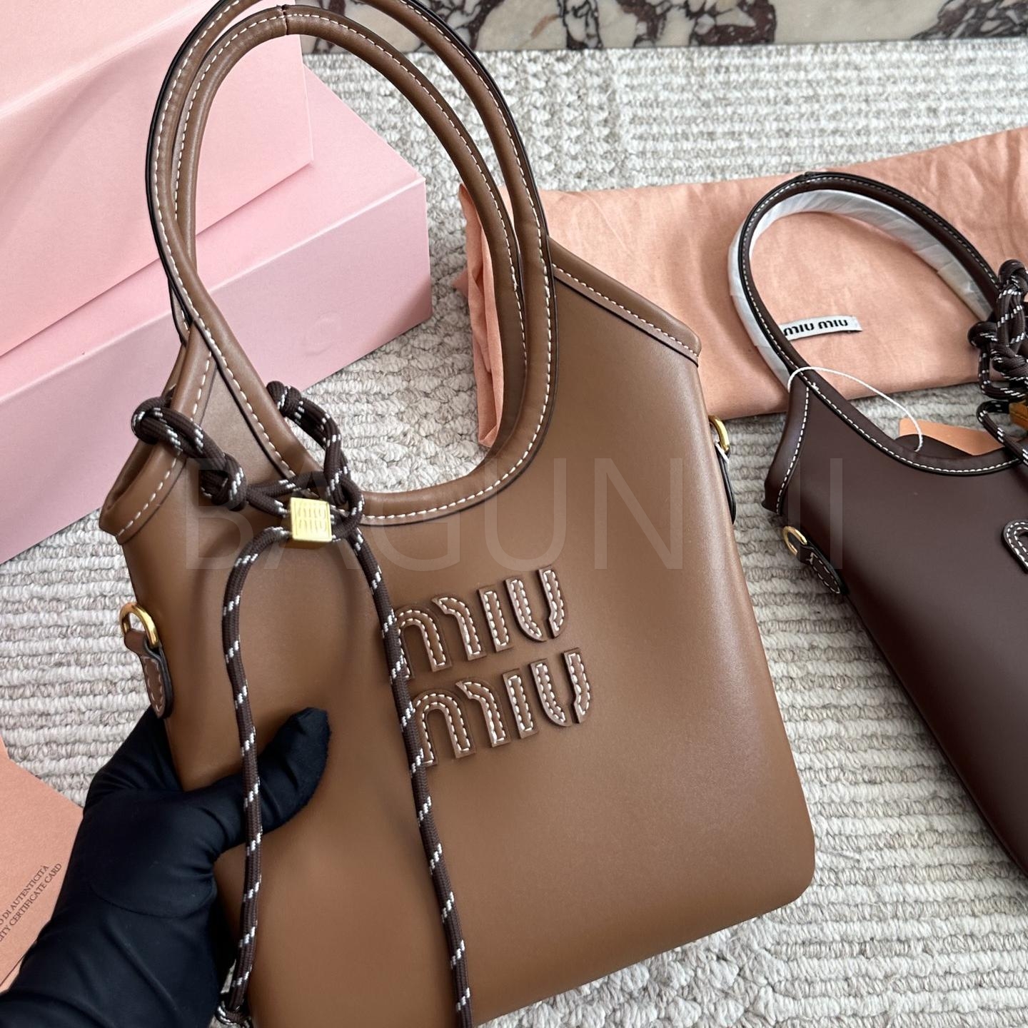 미우미우 로고 토트백