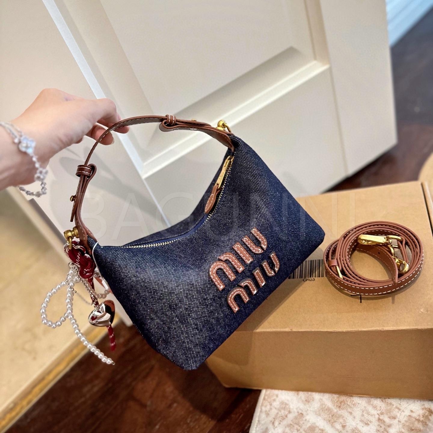 미우미우 스웨이드 보스턴백