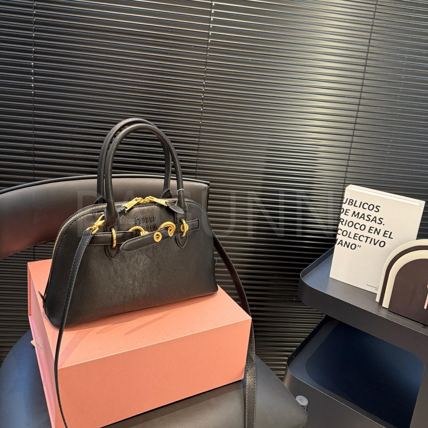 미우미우 스웨이드 보스턴백