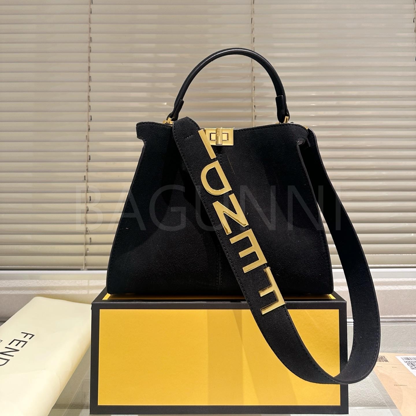 펜디 피카부 X-라이트 탑핸들백