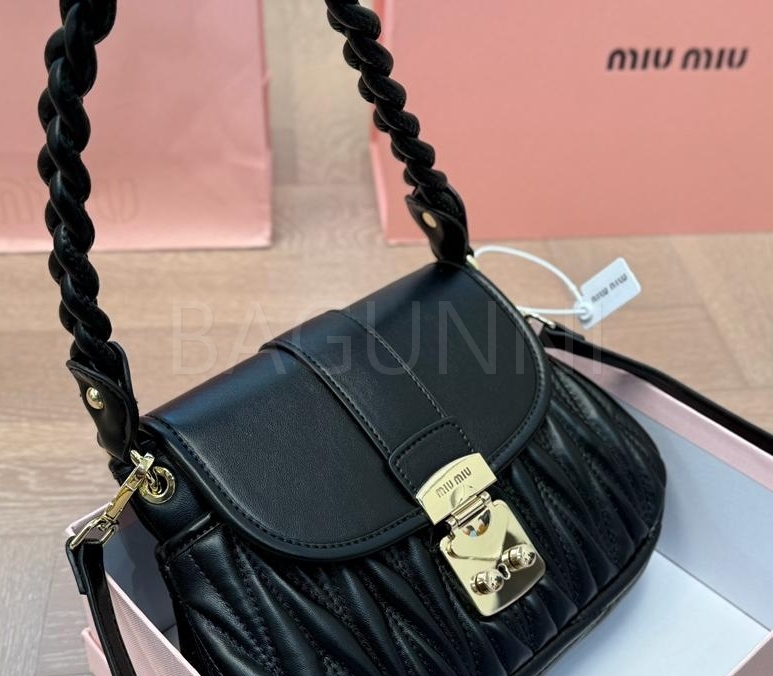 미우미우 마테라쎄 플랩 숄더백