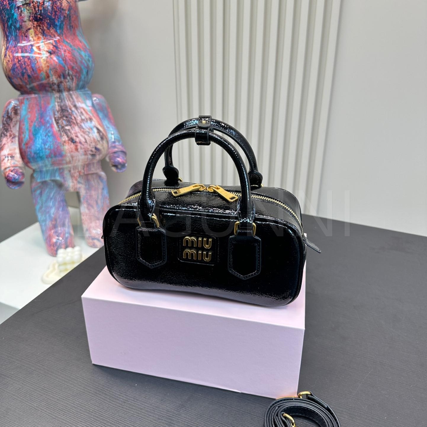 미우미우 페이턴트 보스턴백