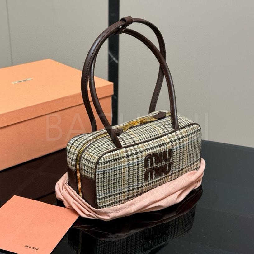 미우미우 체크 볼링백