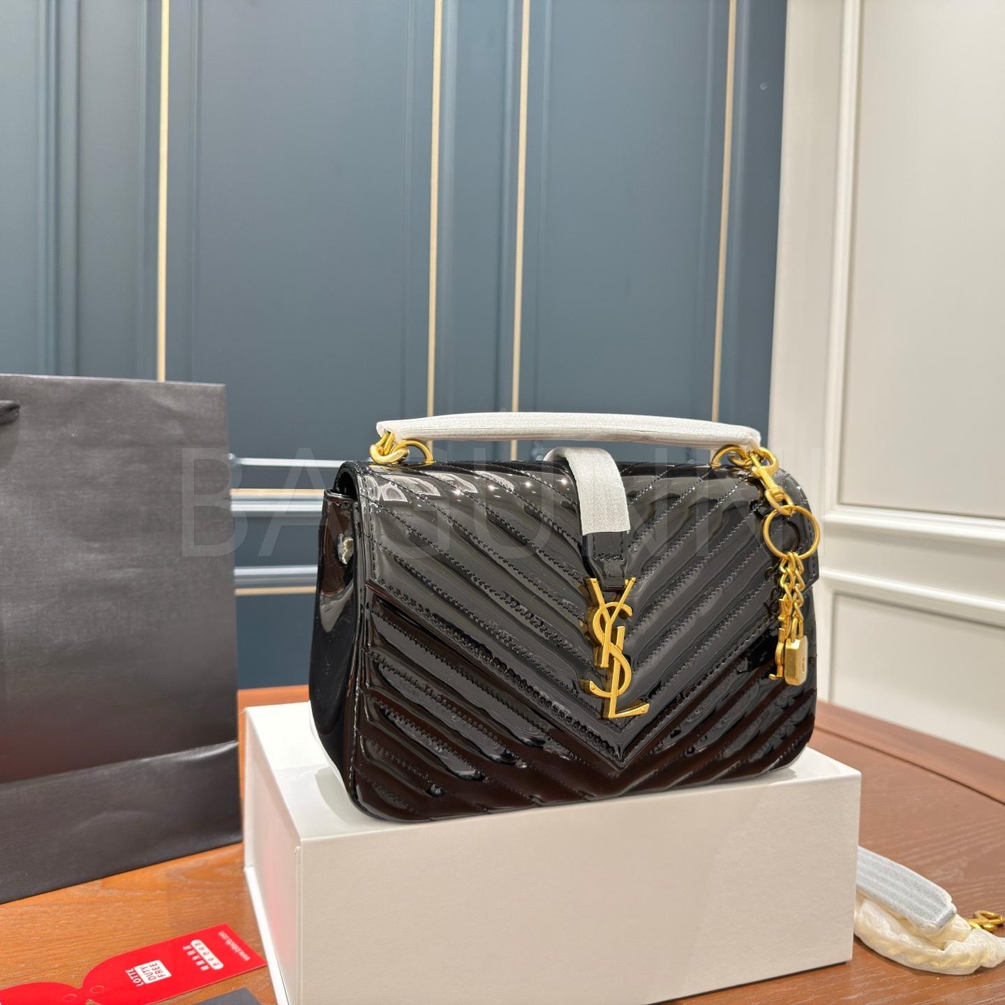 YSL 컬리지 메신저백