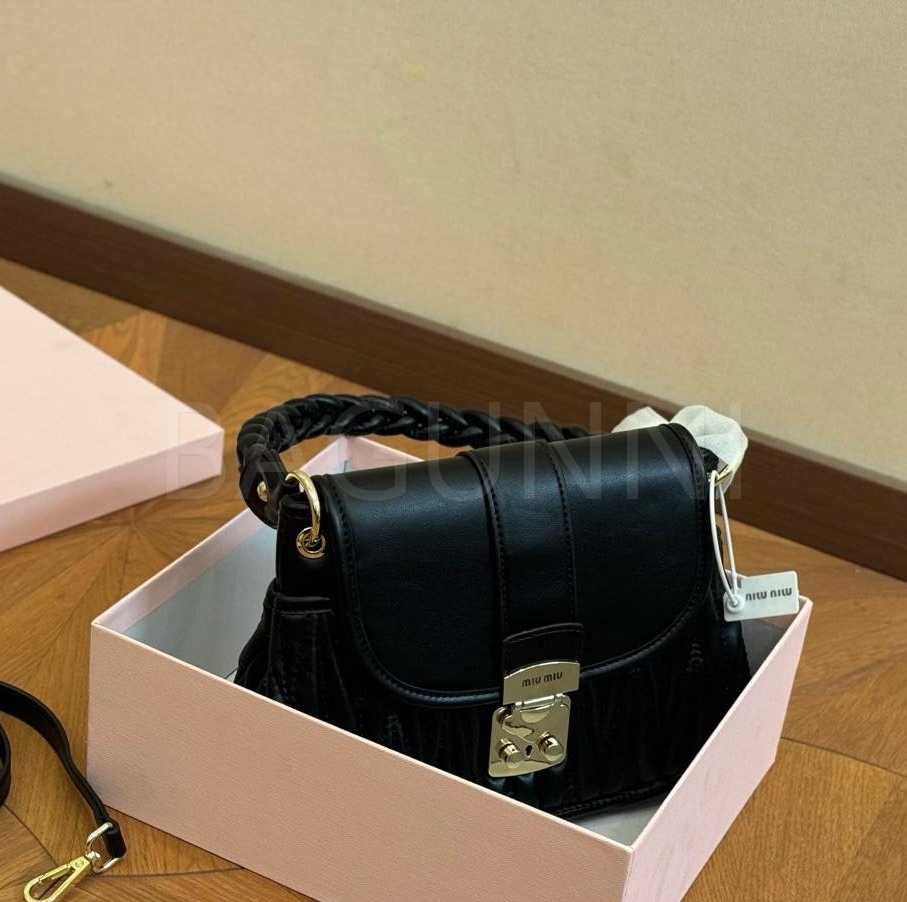 미우미우 바게트 숄더백