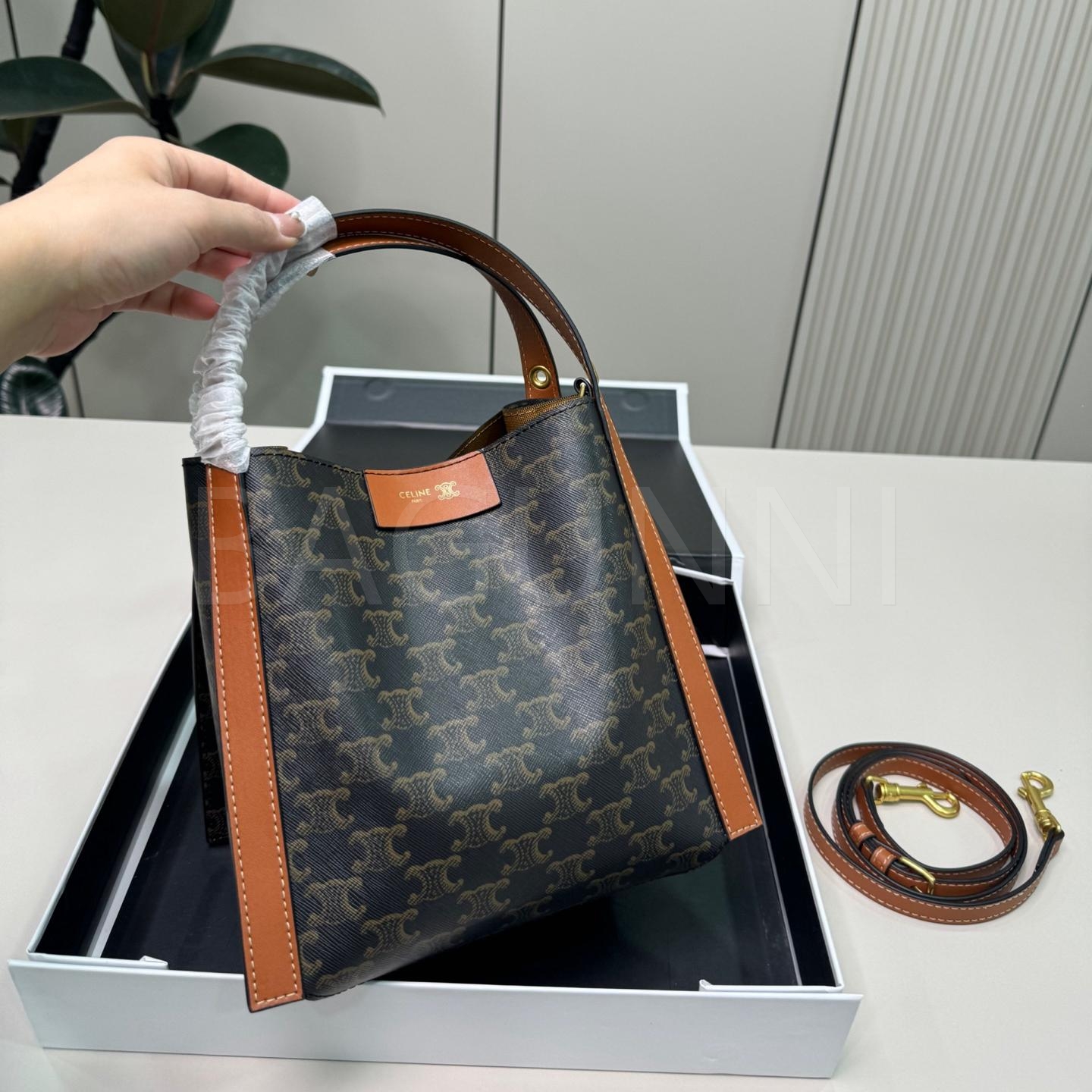 셀린느 큐보 토트백