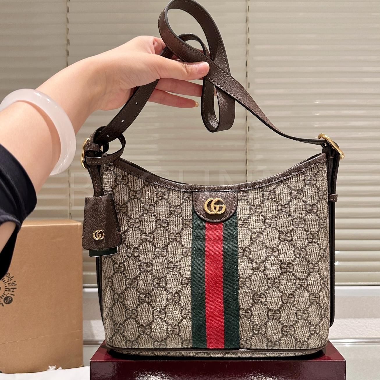 구찌 GG 슈프림 숄더백