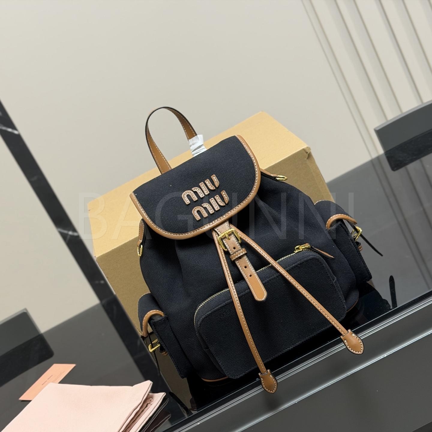 미우미우 로고 캔버스 백팩