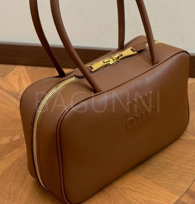 미우미우 레더 보스턴백