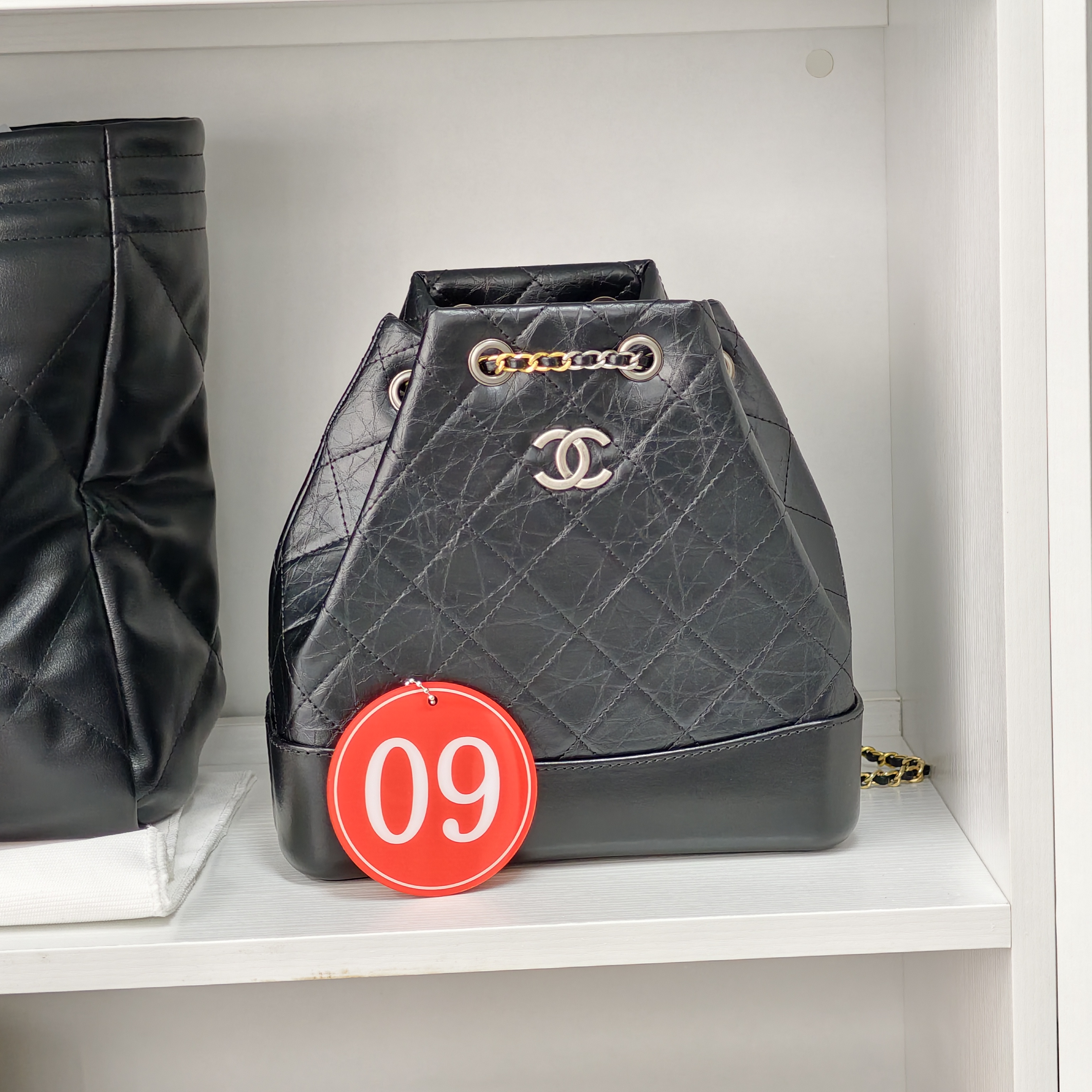 [live9] 샤넬 가브리엘 스몰 백팩은 주로 빈티지 카프스킨(Vintage Calfskin)